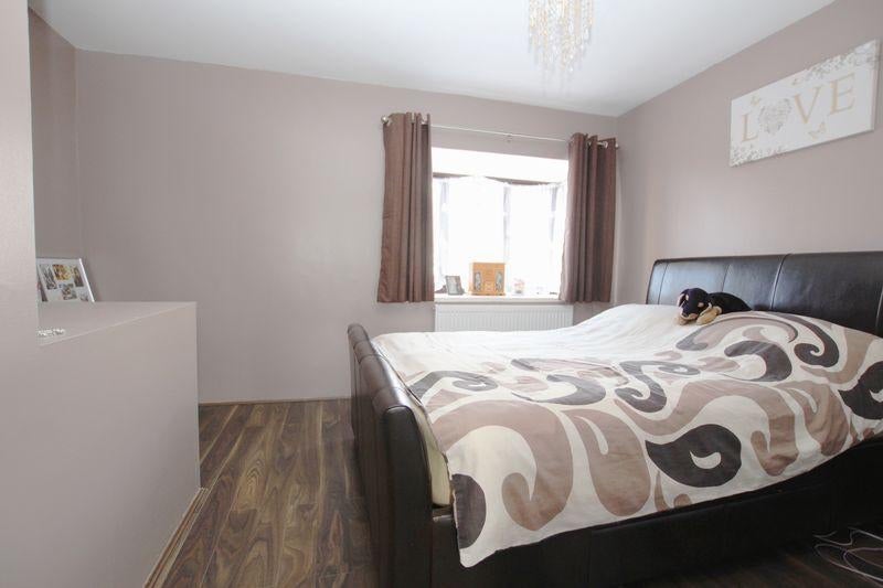 House Shearwood Crescent in Greater London
