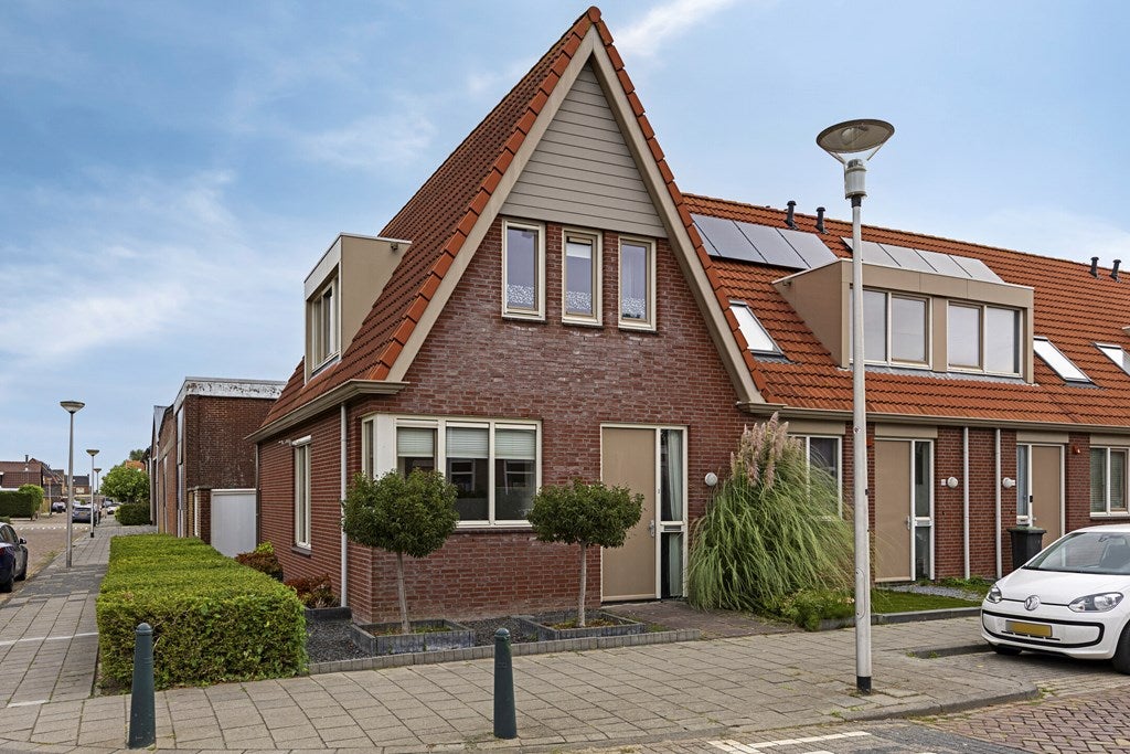 Huis Zuideinde 68 in Dinteloord
