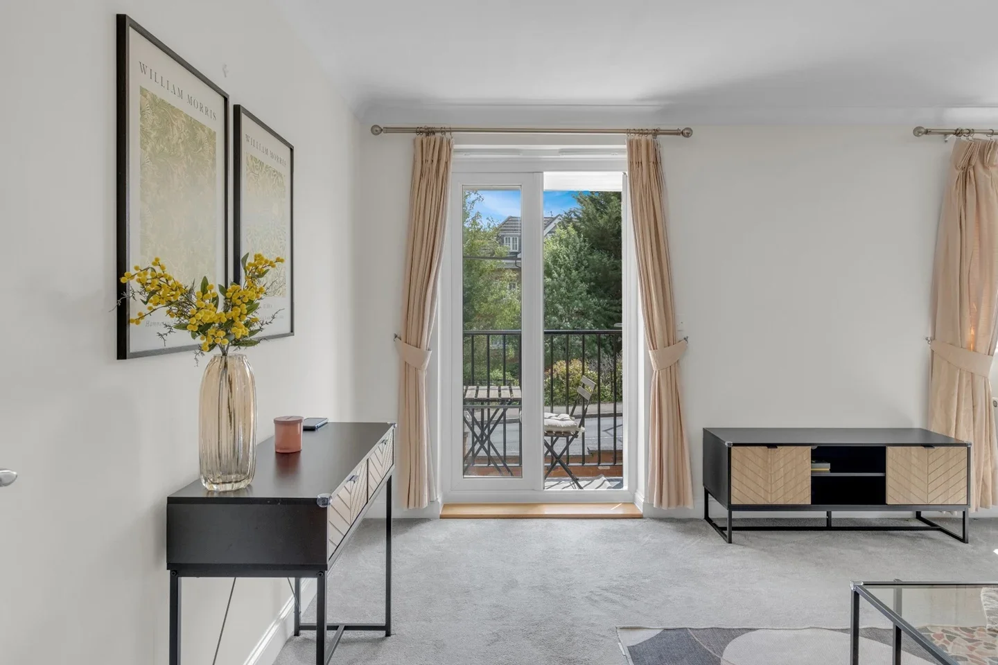Flat Hale Lane in Greater London