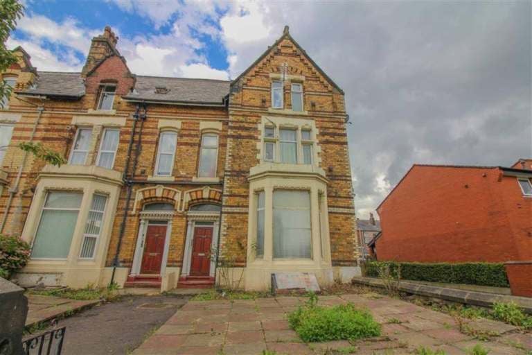 Flat Walmersley Road in Bury