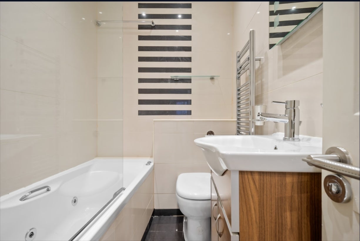 Flat Westbourne Crescent in City of Westminster