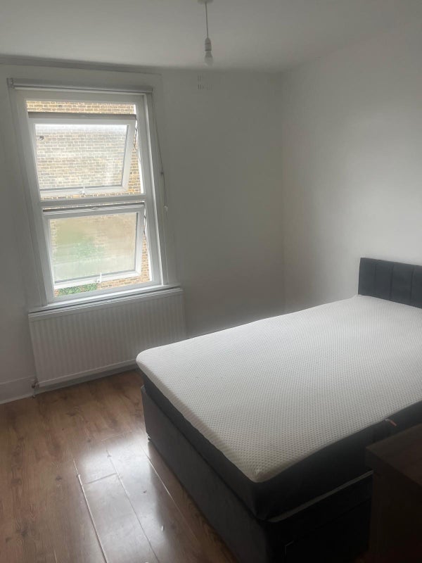 Room Effingham Road in Greater London