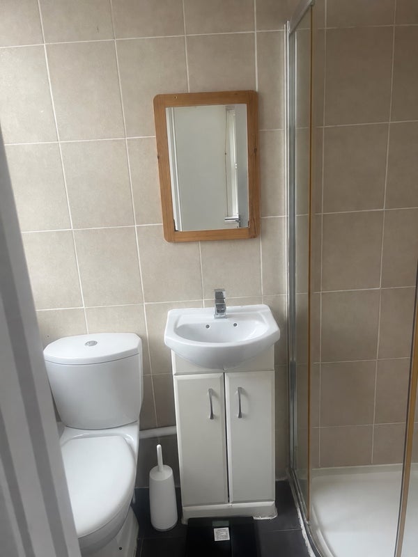 Room Effingham Road in Greater London