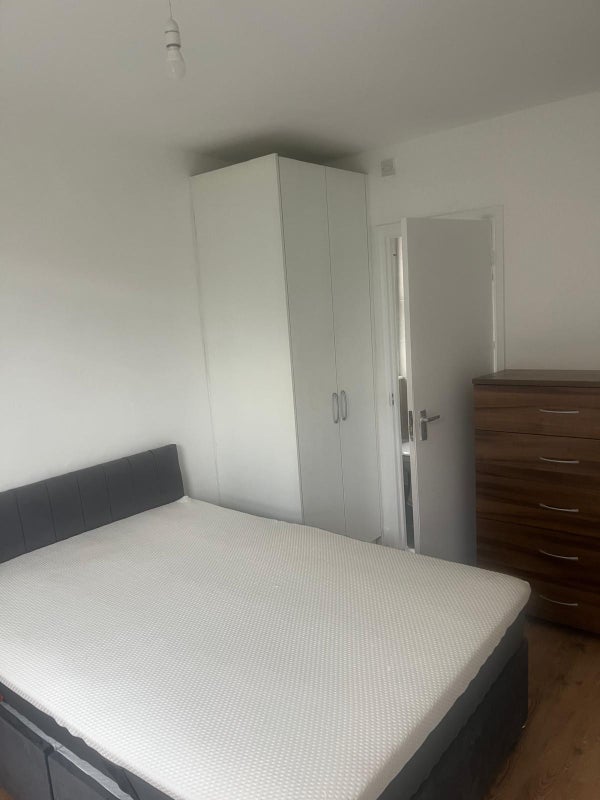 Room Effingham Road in Greater London
