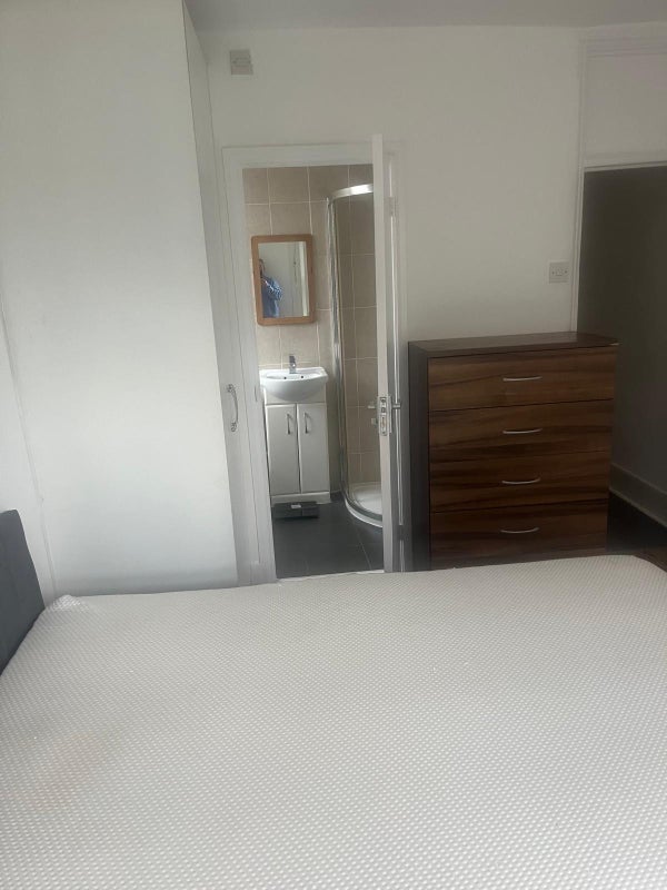 Room Effingham Road in Greater London
