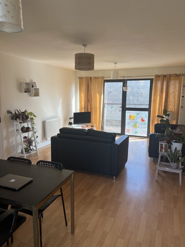 Room Leven Road in Greater London