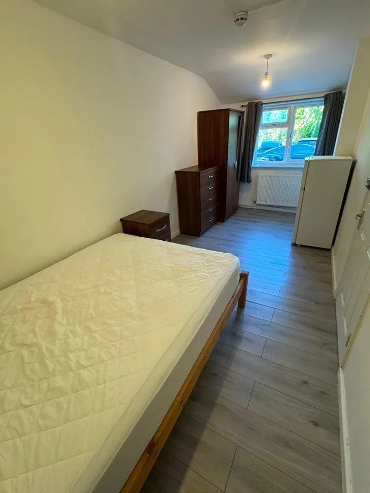 Room Waterside in Milton Keynes