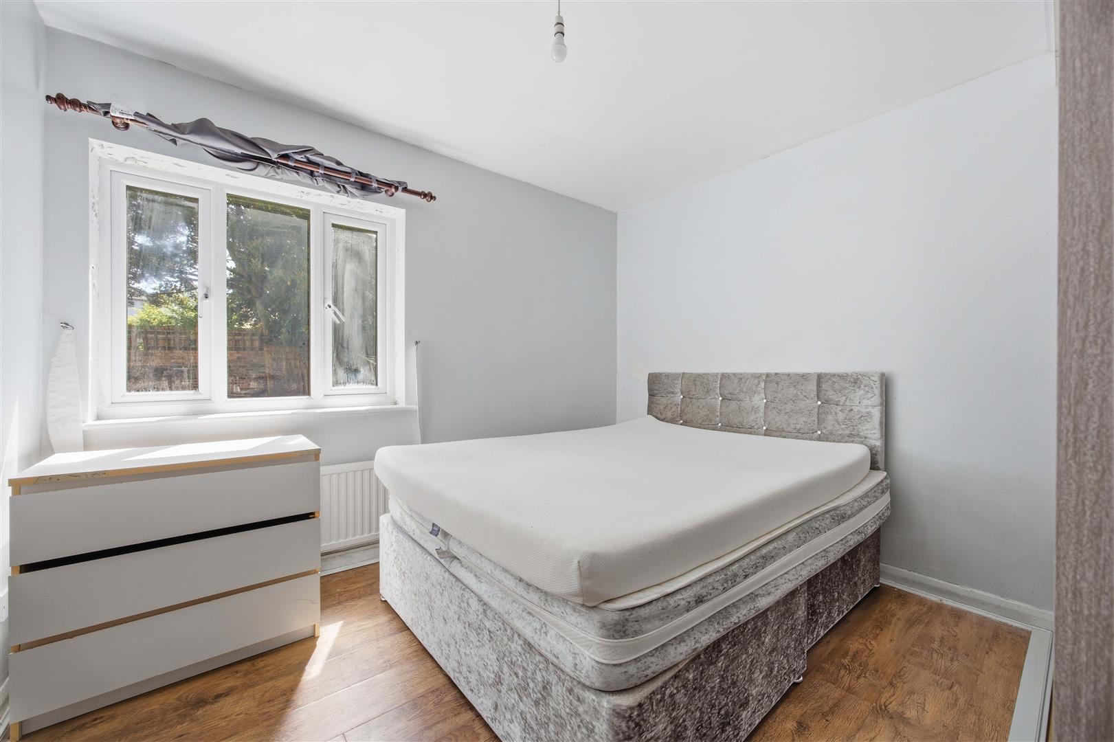 Flat Osprey Close in Greater London