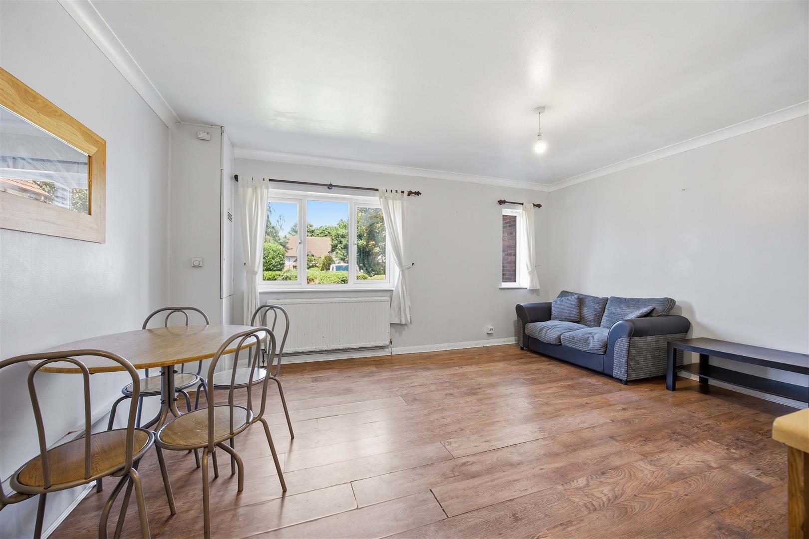 Flat Osprey Close in Greater London