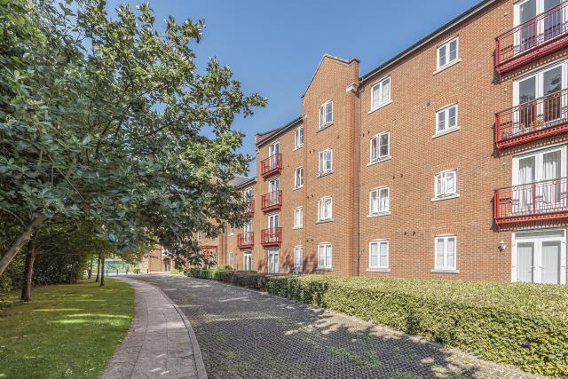 Flat Coxhill Way in Aylesbury