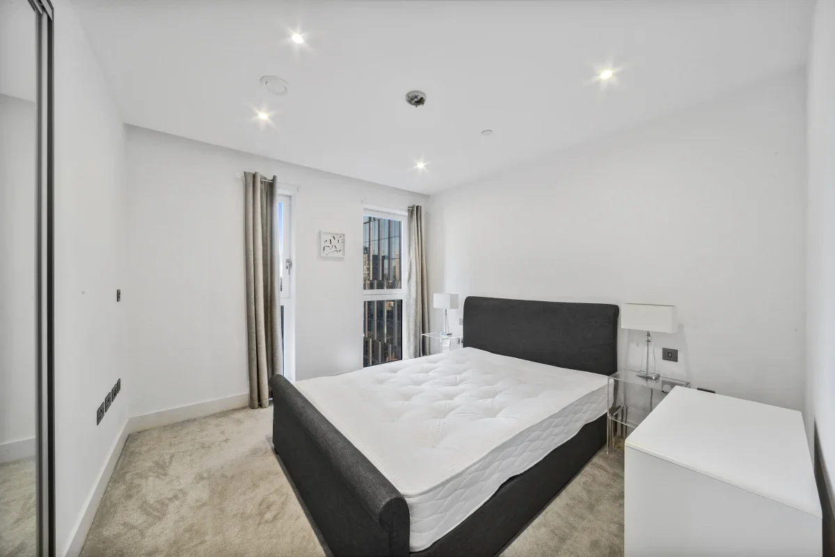 Flat New Drum Street in Greater London
