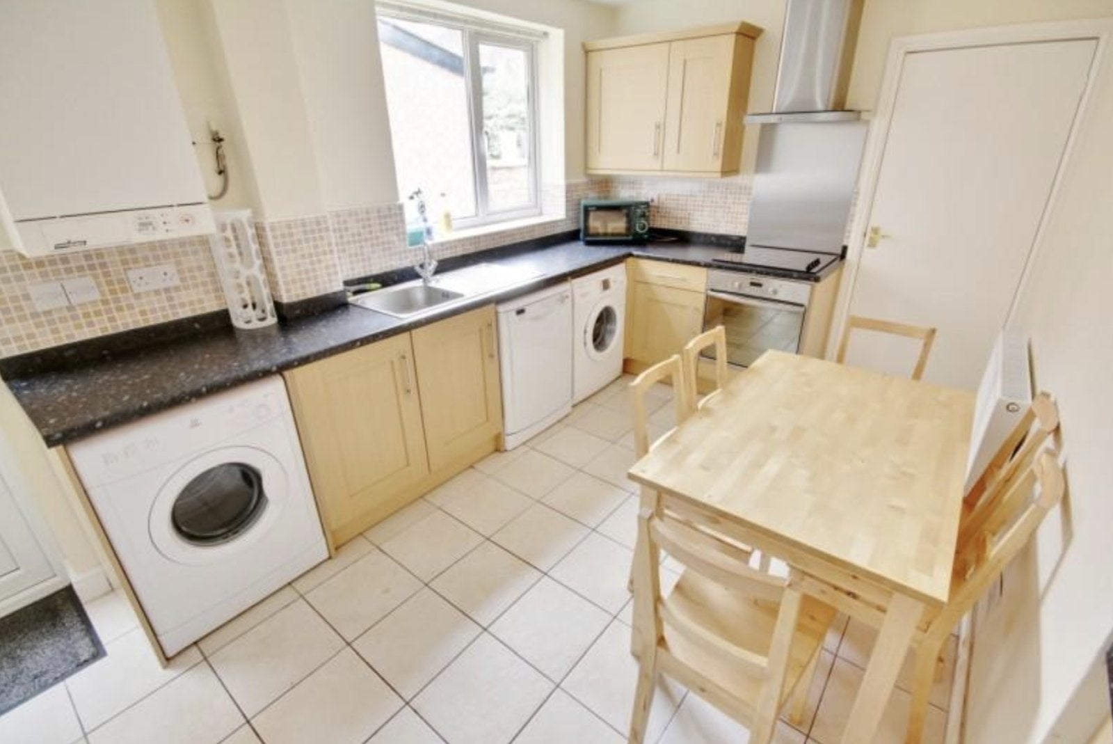 Room Burleigh Road in Charnwood