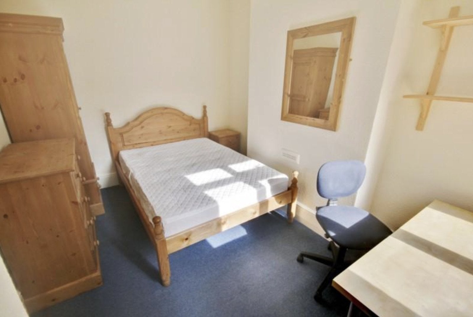 Room Burleigh Road in Charnwood
