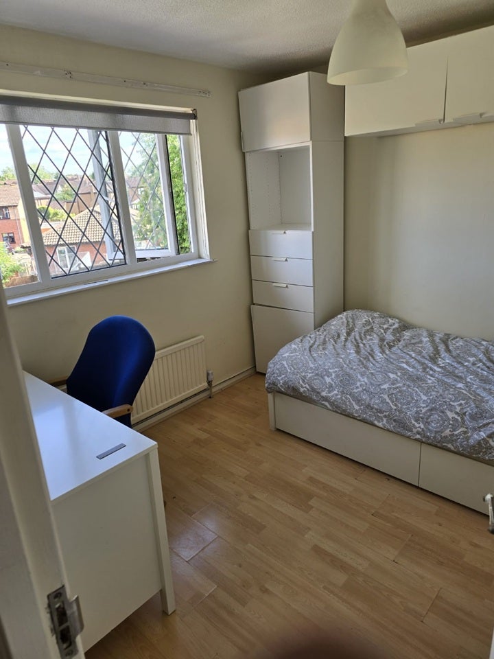 Room Kemble Court in Milton Keynes