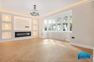 House Beech Walk in Greater London