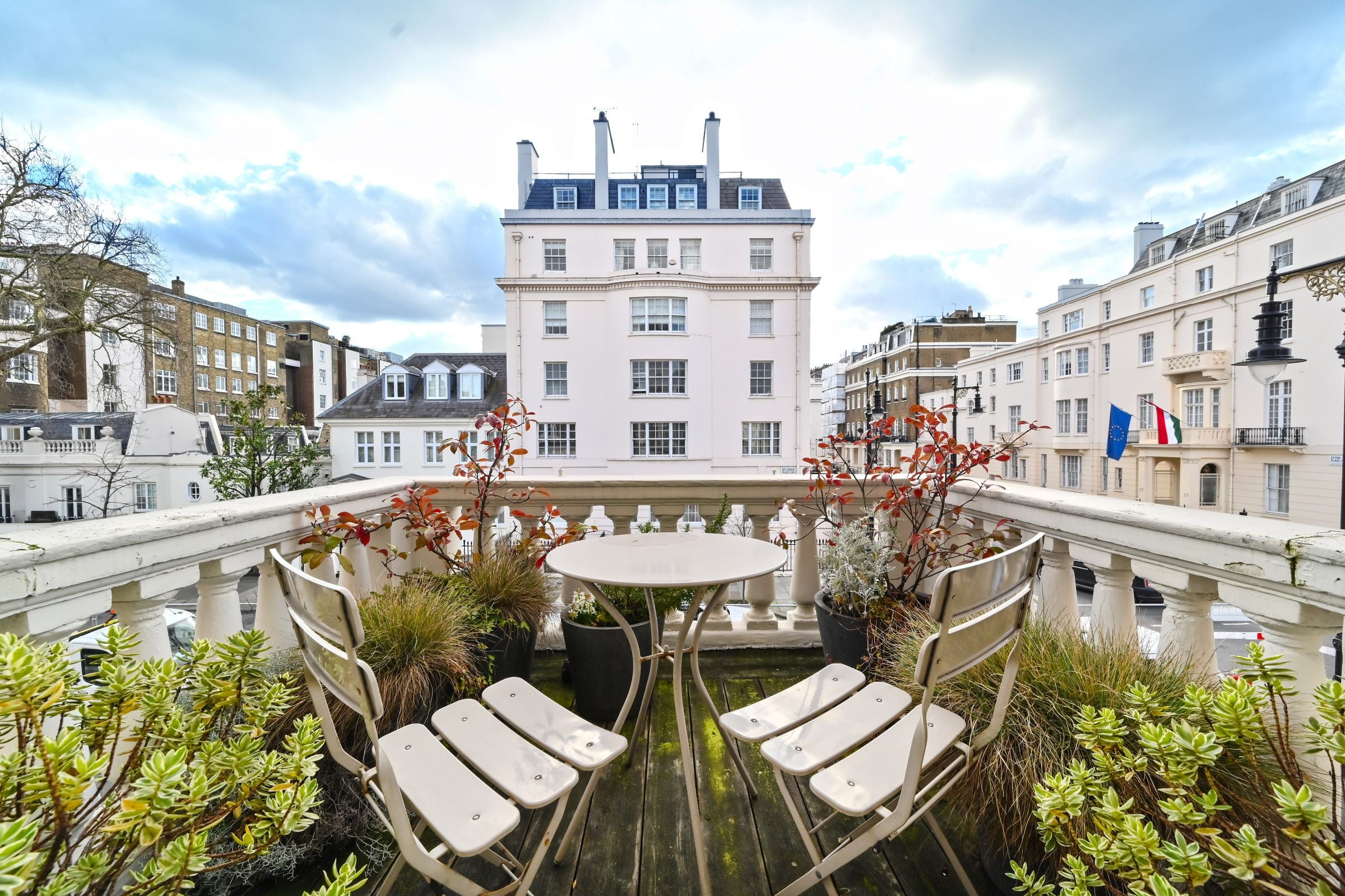 Flat Eaton Place in City of Westminster