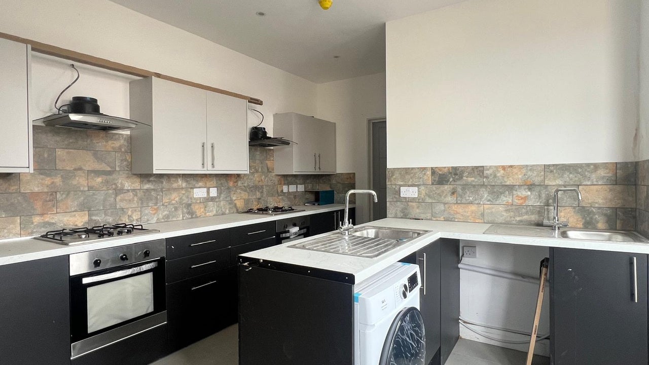 Room Avondale Road in Luton