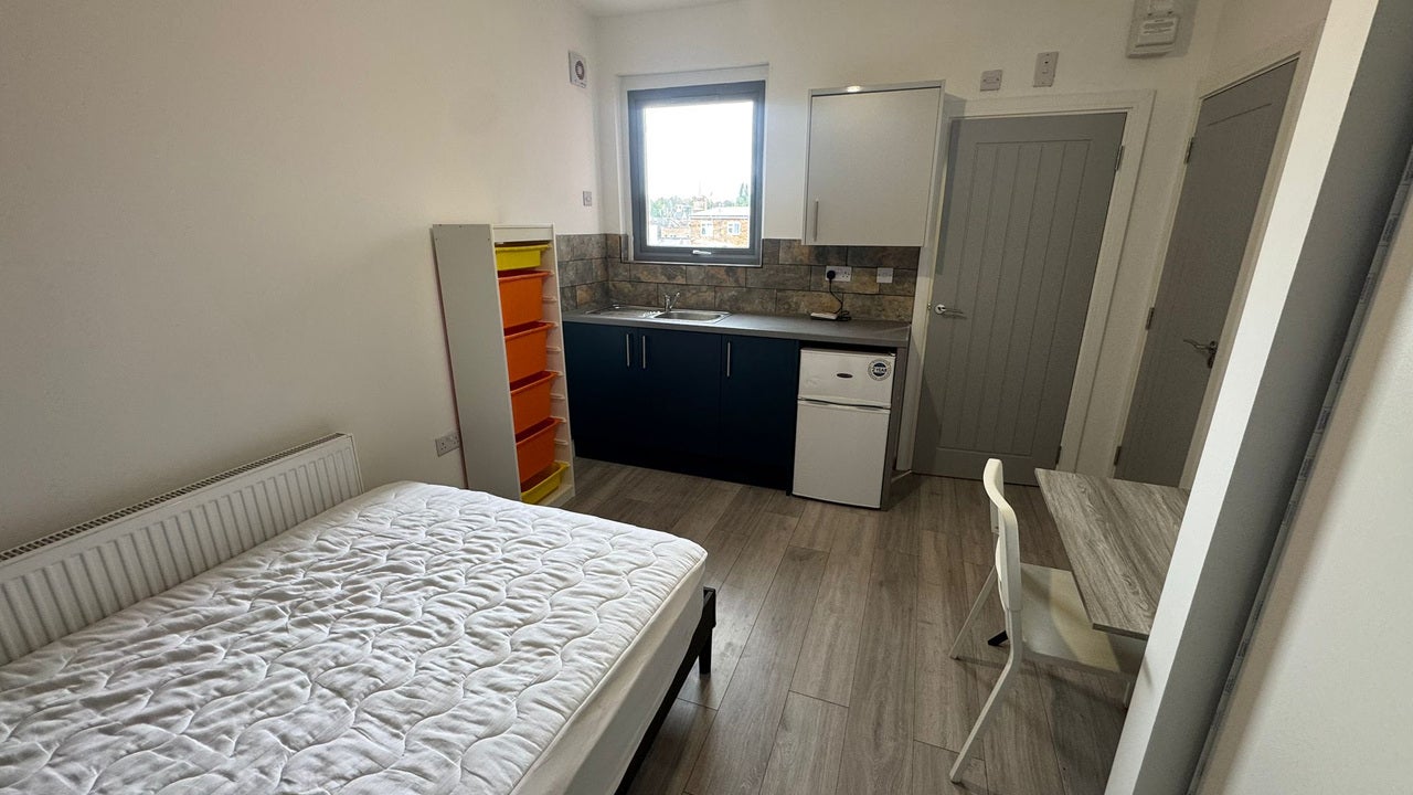 Room Avondale Road in Luton