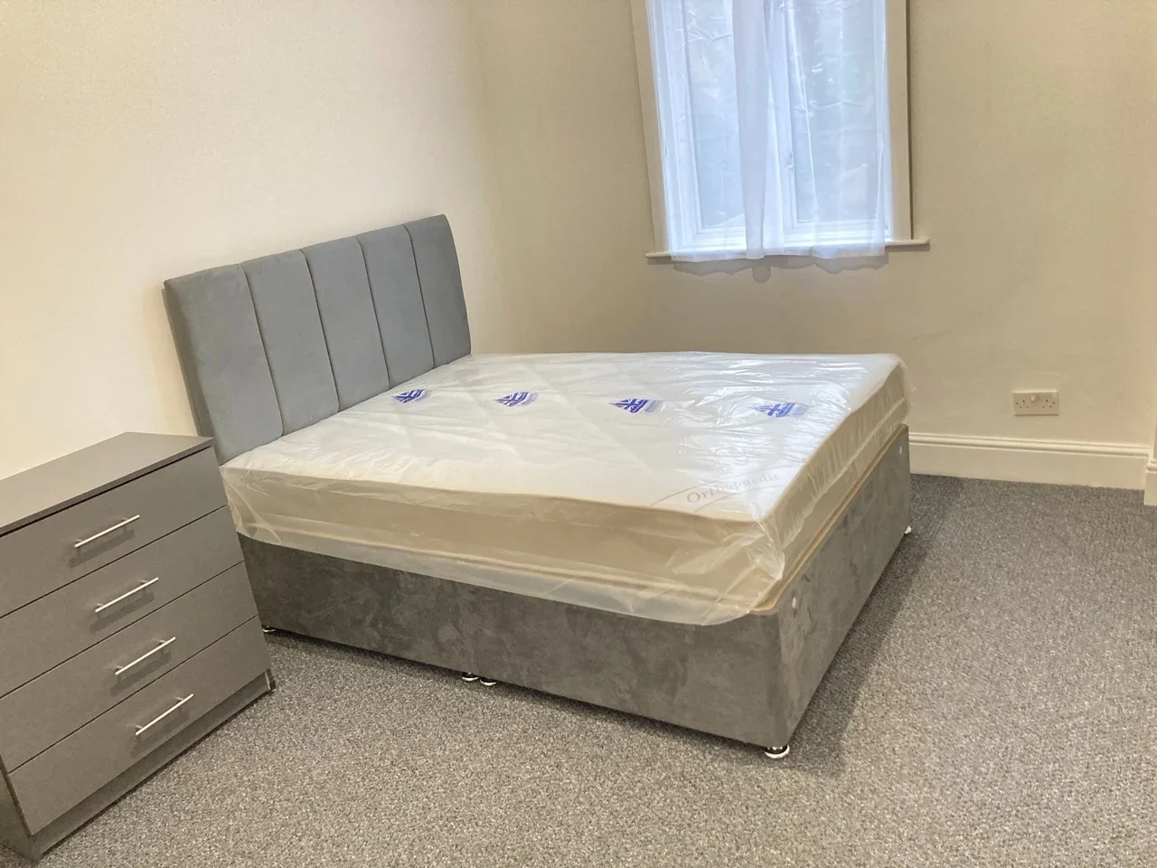 Room Kirn Road in Greater London