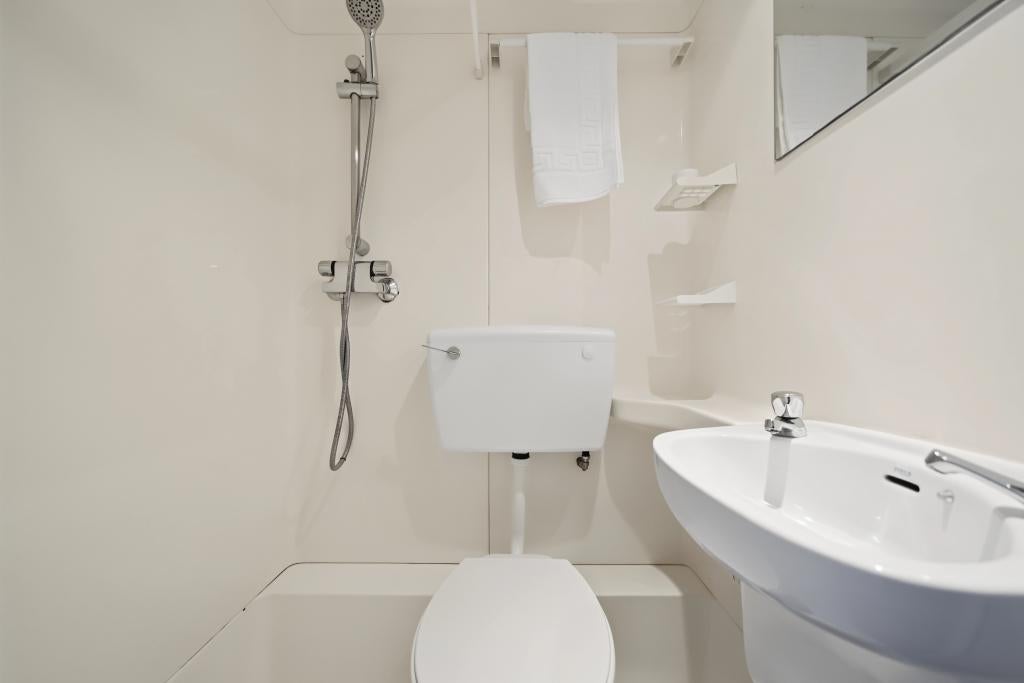 Room Fulham Palace Road in Greater London