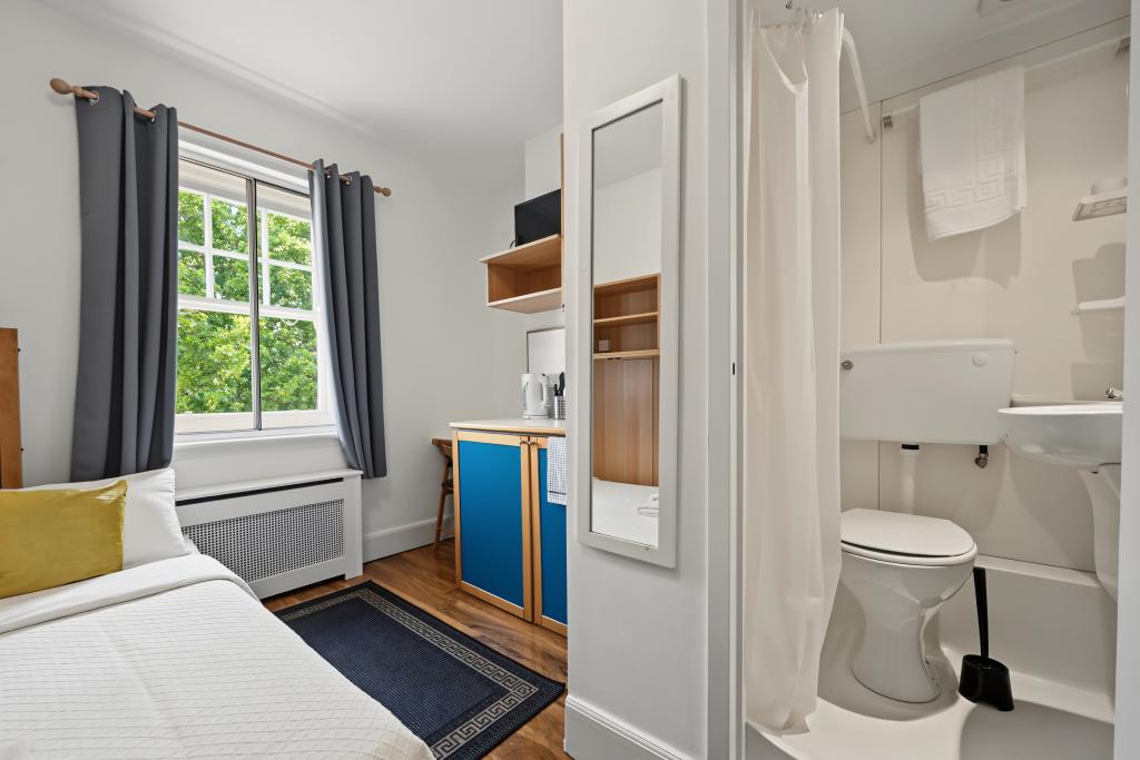 Room Fulham Palace Road in Greater London