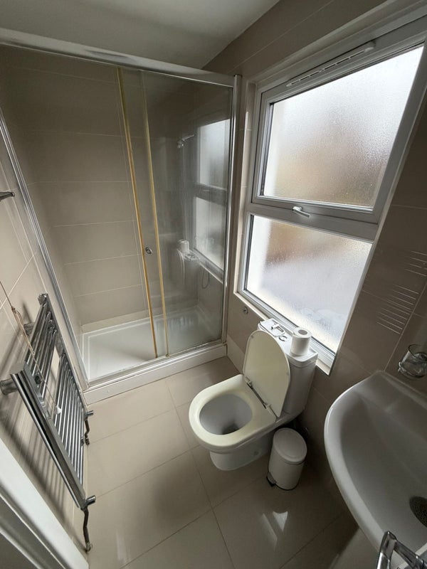 Room Graveney Road in Greater London