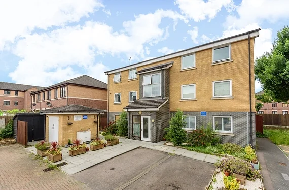 Flat Bruford Court in London