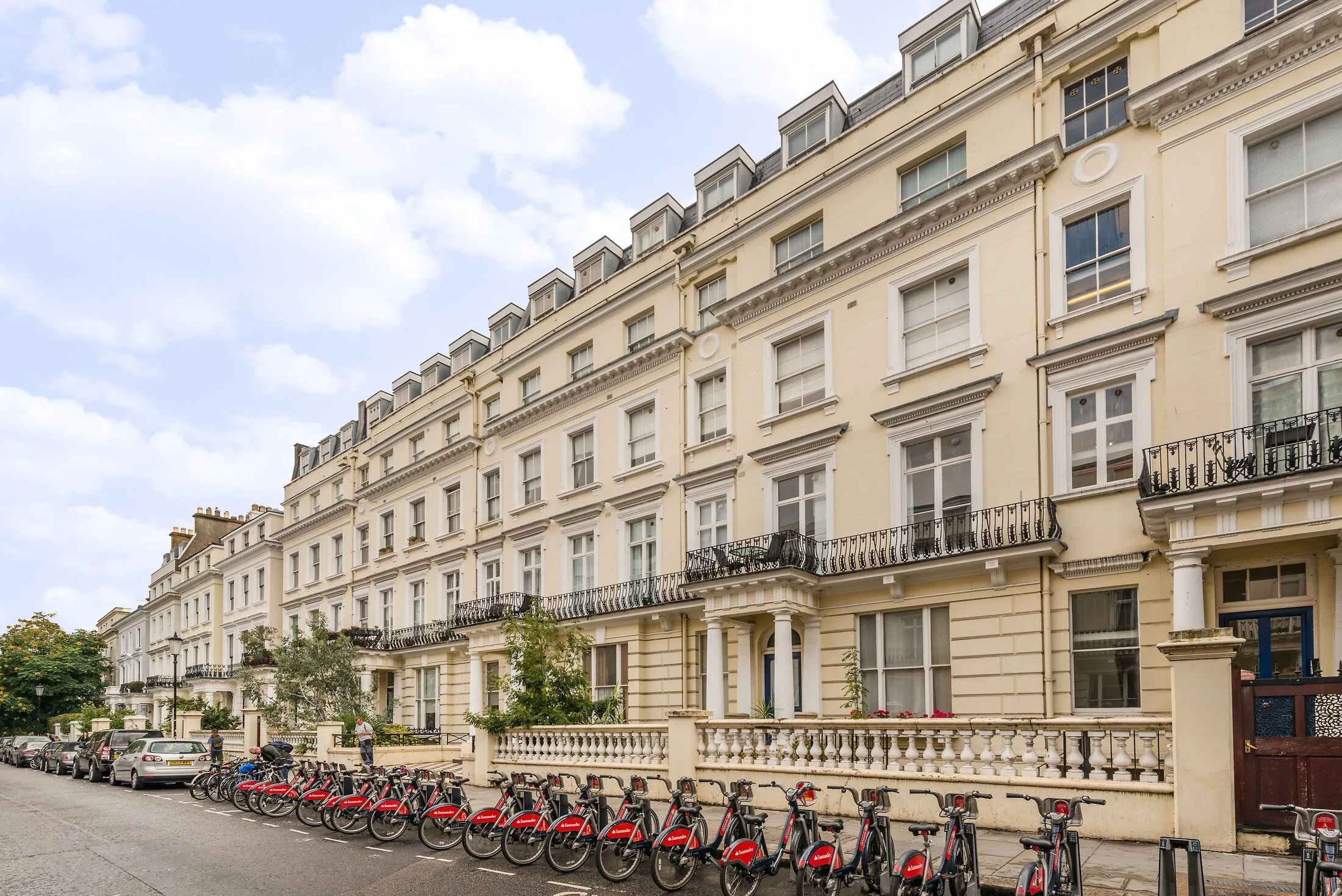 Flat Pembridge Gardens in Greater London