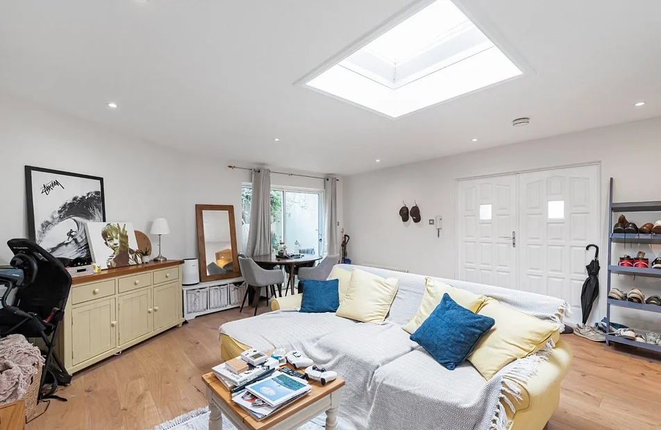 Flat Dawes Road in Greater London