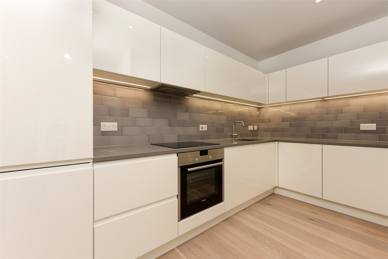 Flat Royal Crest Avenue in Greater London
