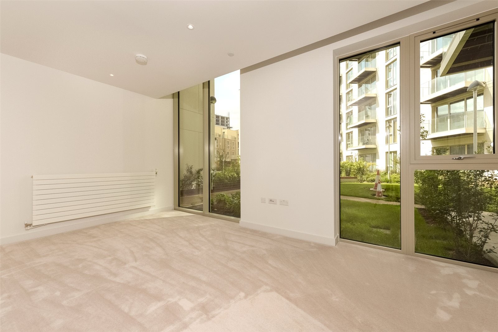 Flat Royal Crest Avenue in Greater London