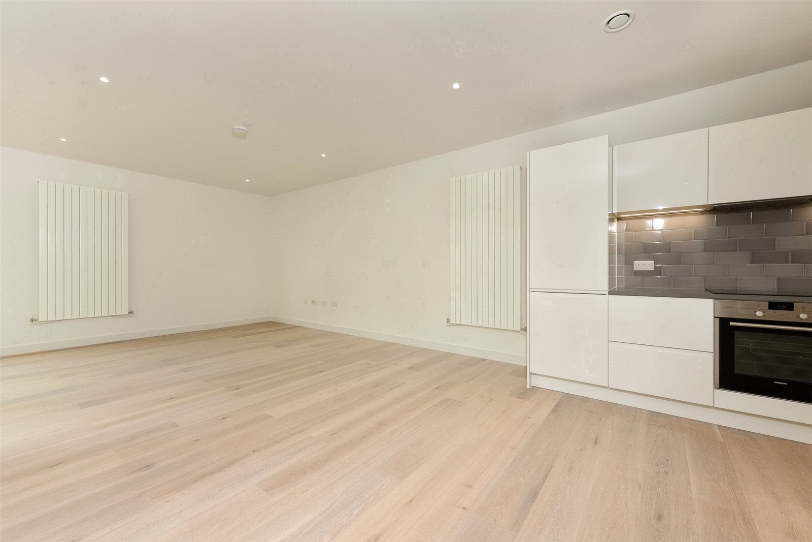 Flat Royal Crest Avenue in Greater London