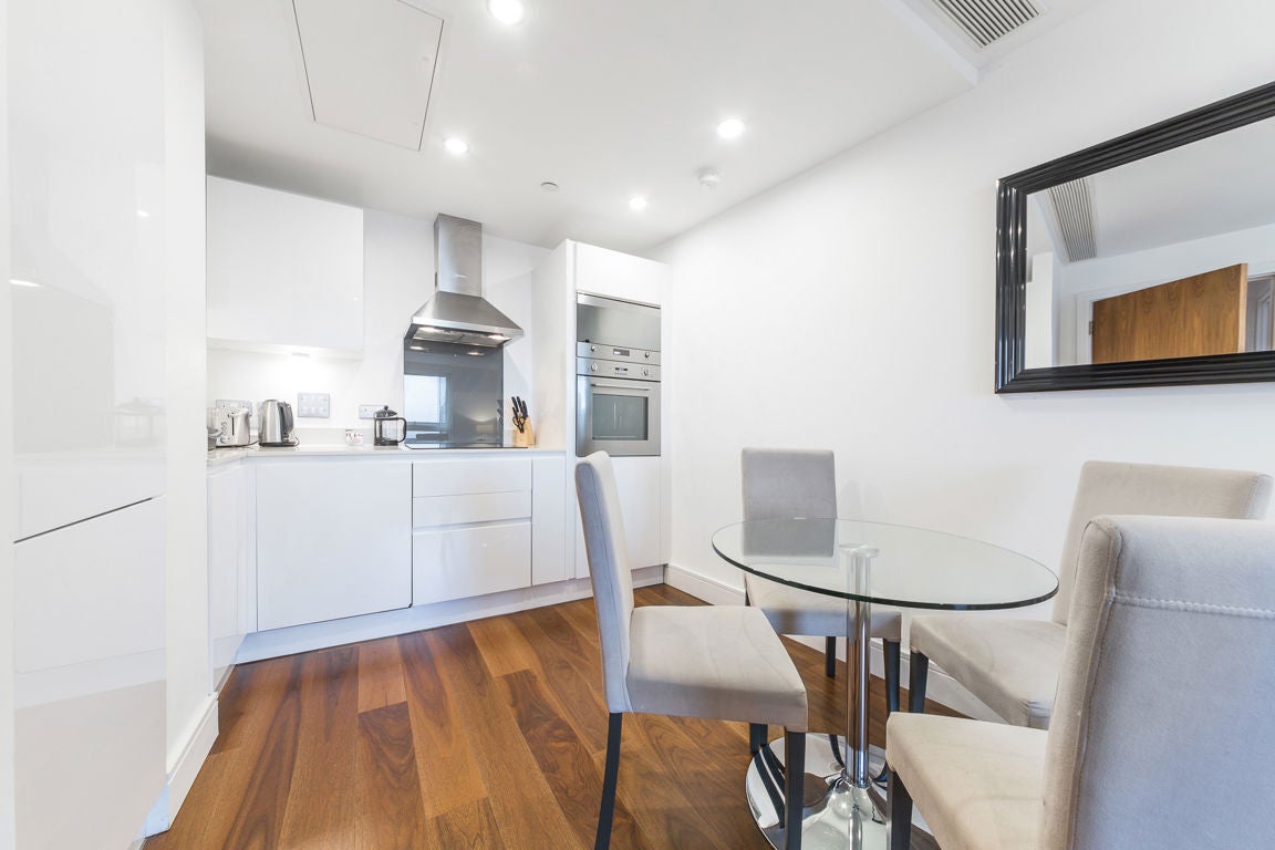 Flat Westferry Circus in Greater London