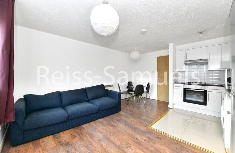 Flat Ambassador Square in Greater London