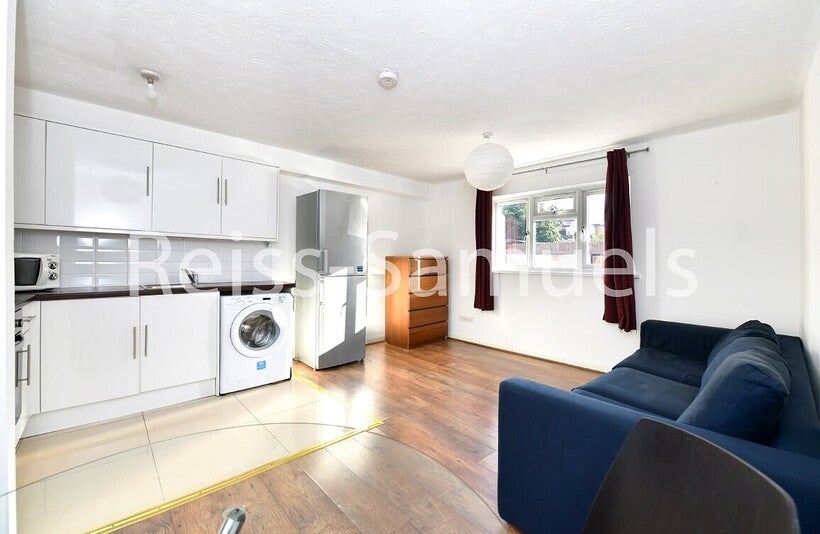 Flat Ambassador Square in Greater London