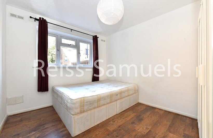 Flat Ambassador Square in Greater London