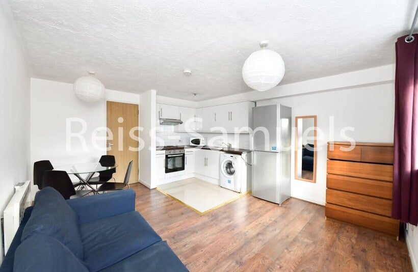 Flat Ambassador Square in Greater London