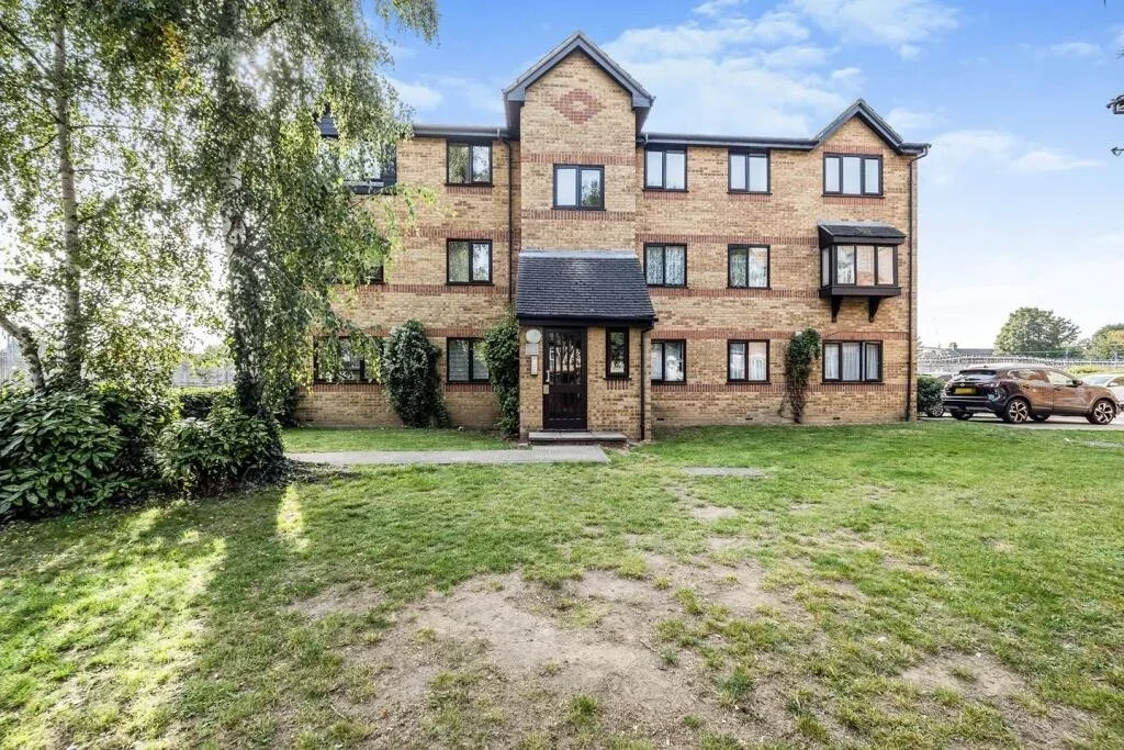 Flat Greenslade Road in Greater London