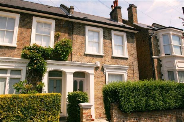 Flat Bushey Hill Road in Greater London
