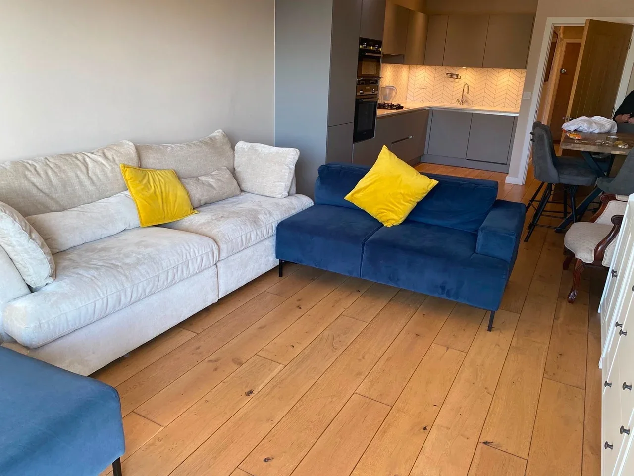 Flat Woodhouse Road in Greater London
