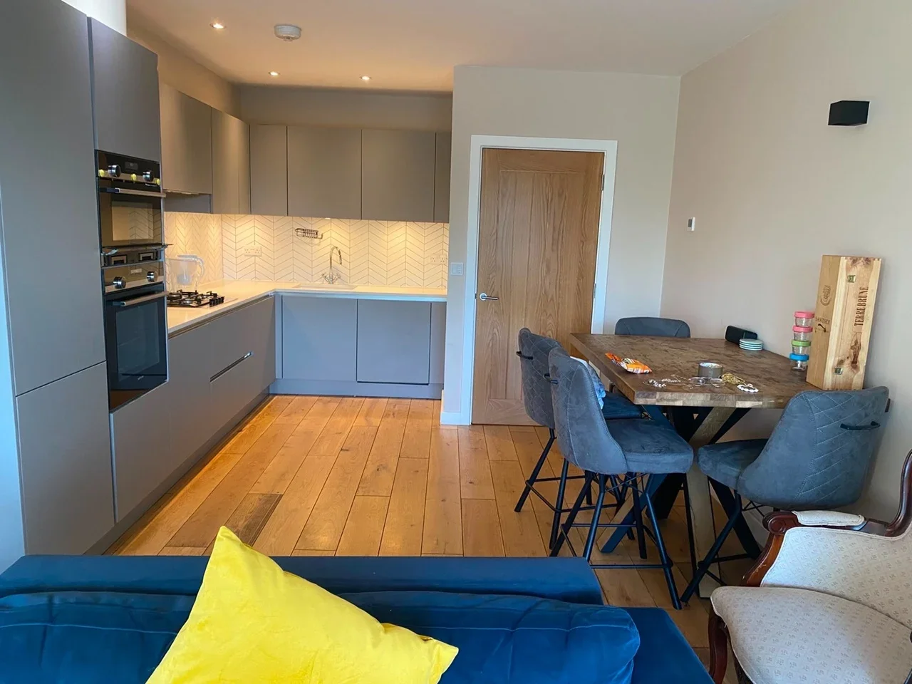 Flat Woodhouse Road in Greater London