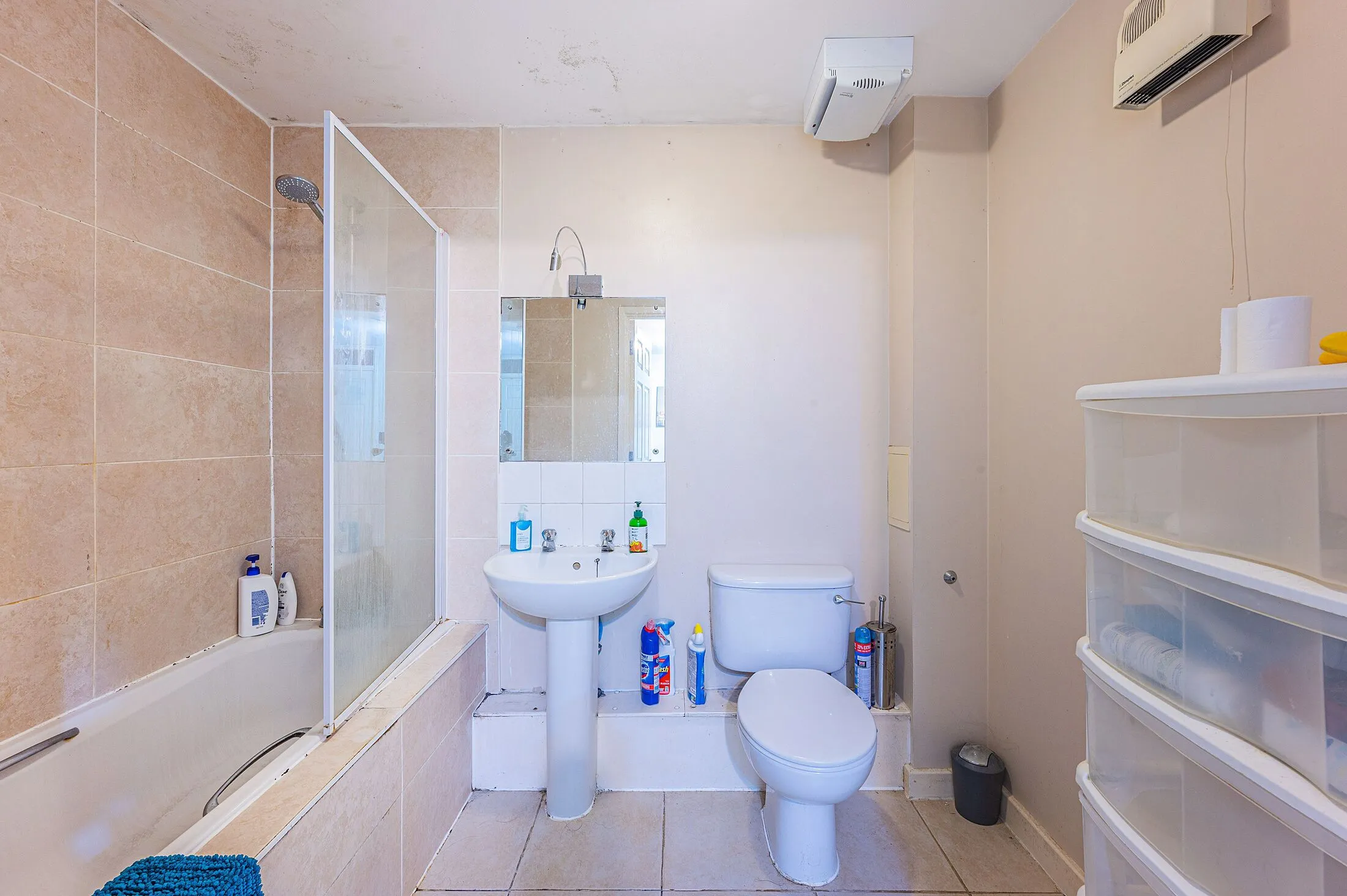 Flat Westferry Road in Greater London