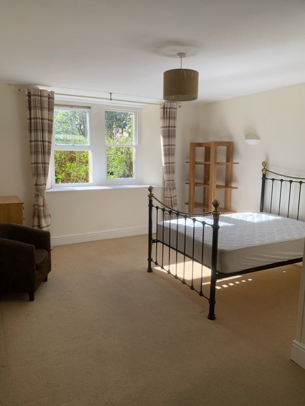 Flat Elmdale Road in Bristol