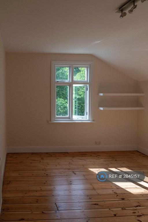 Room Walm Lane in Greater London