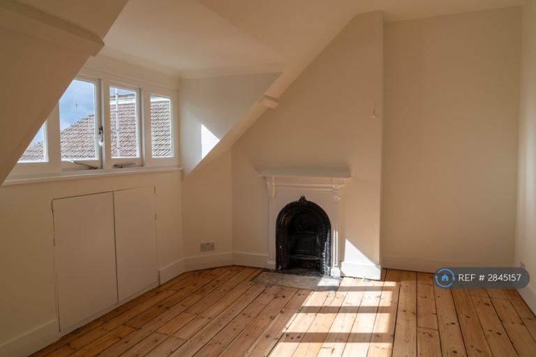 Room Walm Lane in Greater London