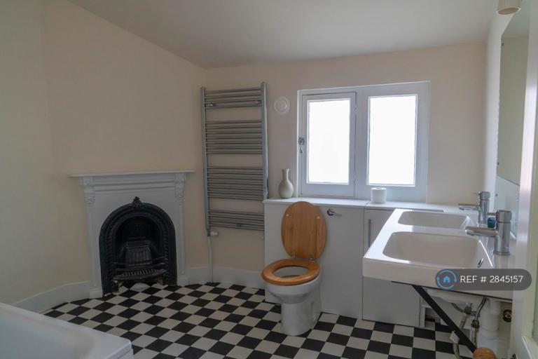 Room Walm Lane in Greater London