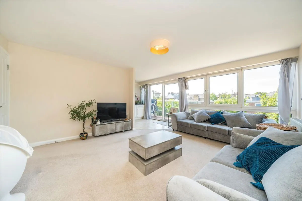 Flat Mount Ararat Road in Greater London