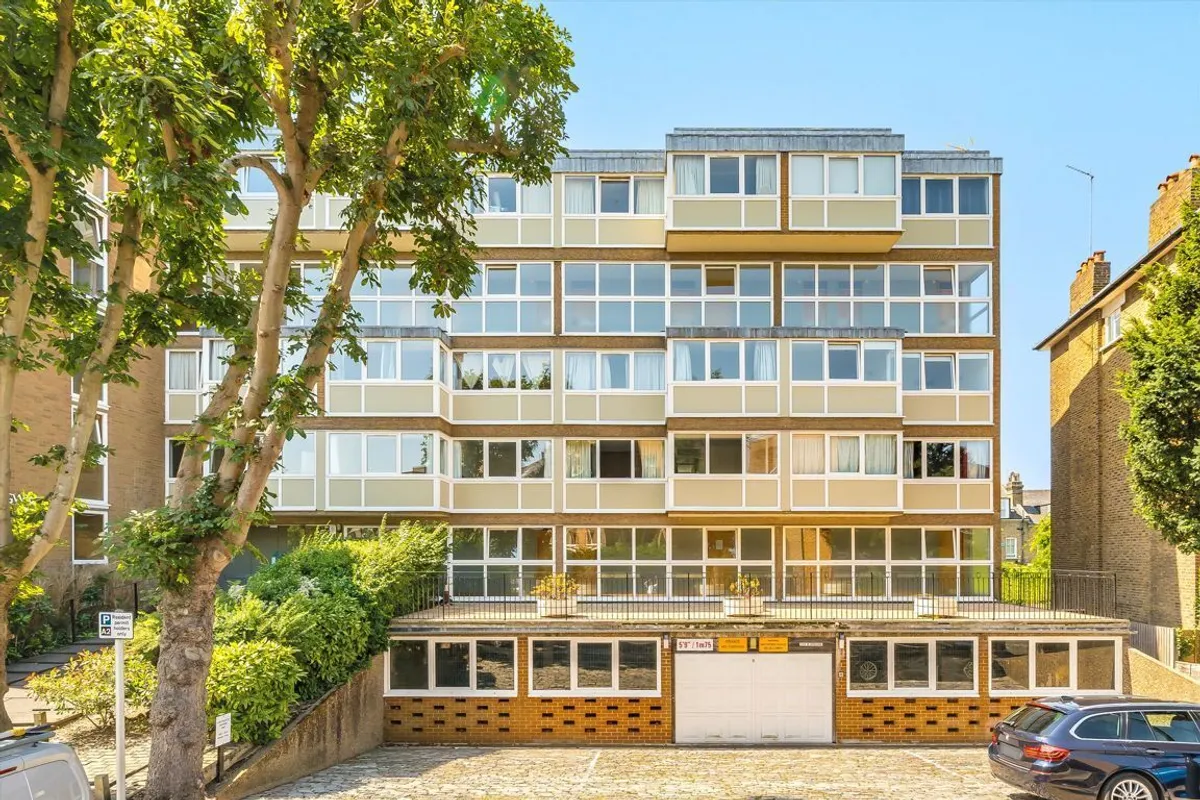 Flat Mount Ararat Road in Greater London
