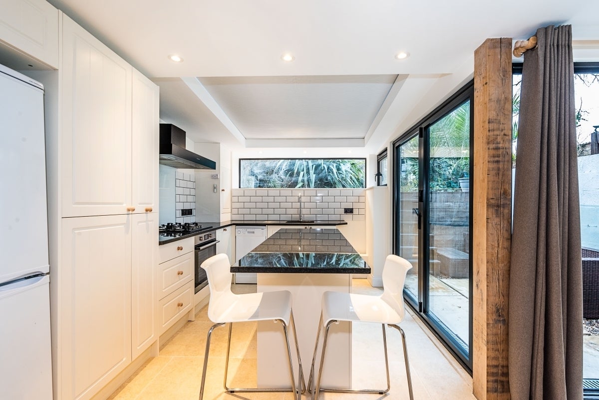 Flat Larkhall Rise in Greater London