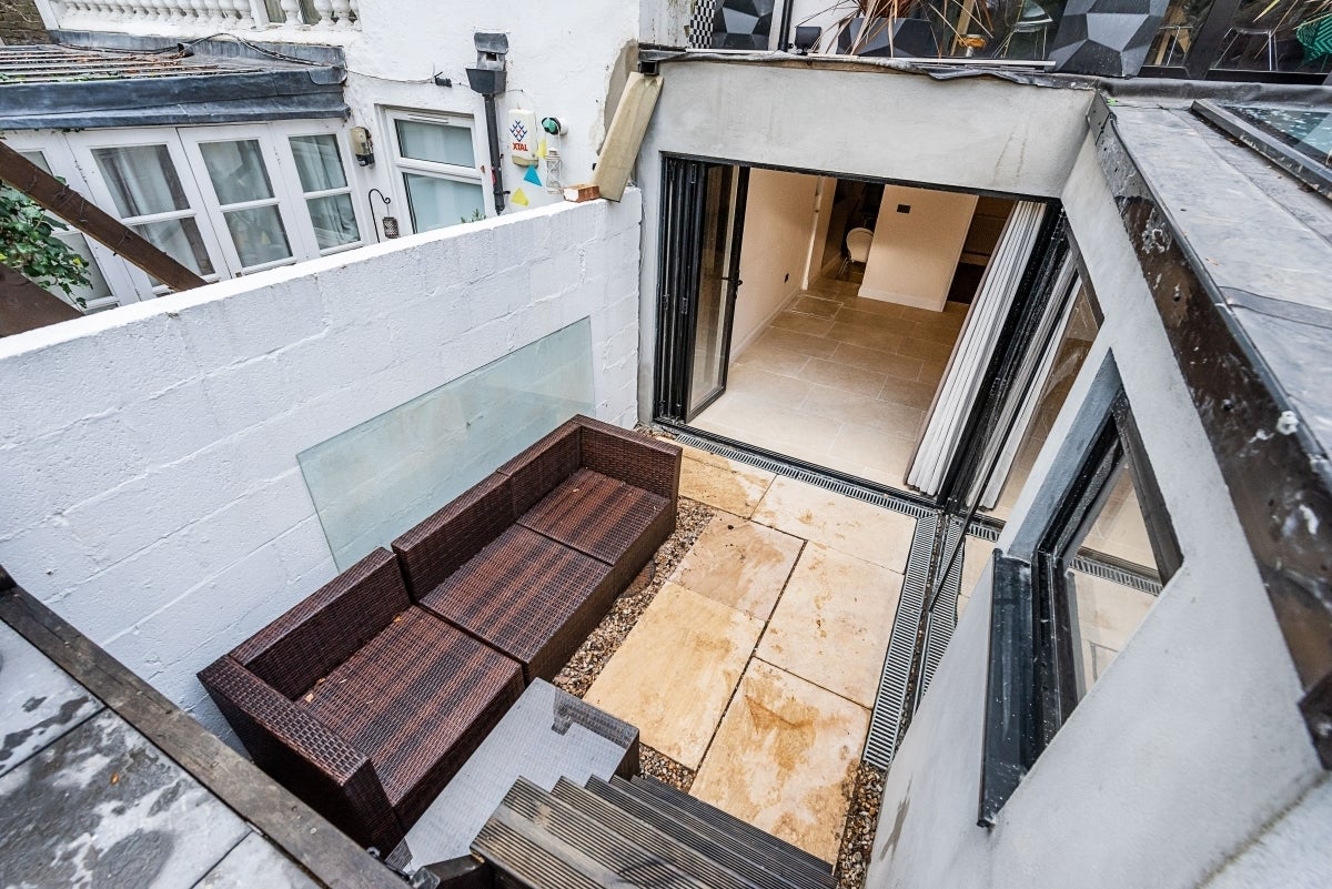 Flat Larkhall Rise in Greater London